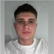 Soy un estudiante universitario con amplios conocimientos académicos. Me considero adecuado para dar clases a niños de primaria.